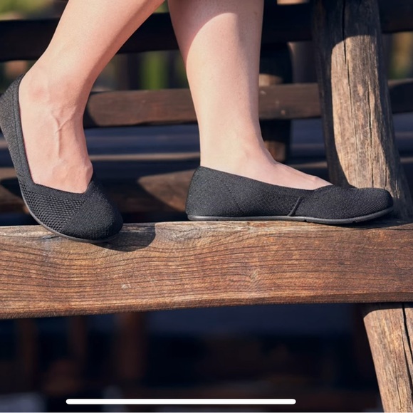 Elegant Black Women's Flats - Picture 1 of 6